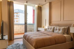 En eller flere senge i et værelse på Luxury Couple Apartments with Balcony