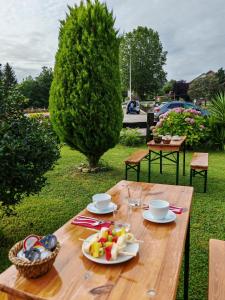 een houten tafel met fruitschalen erop bij Posada Cicero in Cicero