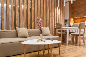 Et opholdsområde på Luxury Couple Apartments with Balcony