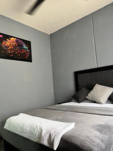 una camera da letto con un letto e un quadro sul muro di Departamento Ecoface Vallarta a Puerto Vallarta Altre 20 foto