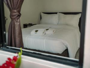 Giường trong phòng chung tại Tikva Hotel