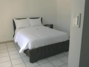 Giường trong phòng chung tại Tikva Hotel +8 ảnh