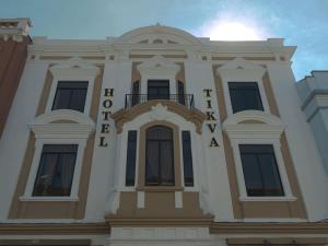 Tòa nhà nơi khách sạn tọa lạc