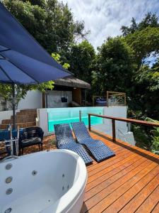 een ligbad op een terras naast een zwembad bij Altavista residence in Morro de São Paulo +83 foto's