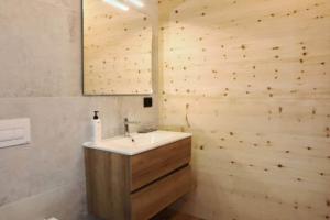 Et badeværelse på Ciesa Le Crepedele - Miniappartamento Zirum