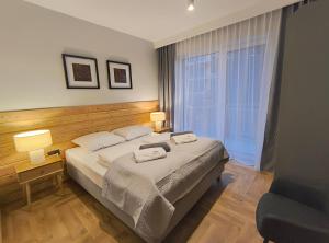 een slaapkamer met een bed met twee handdoeken erop bij Willa Górska Pasja in Szczyrk +20 foto's