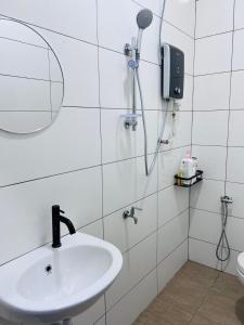 een badkamer met een wastafel en een douche bij Villa PW 3 Bedrooms in Langkawi Intl