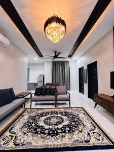 een woonkamer met een bank en een kroonluchter bij Villa PW 3 Bedrooms in Langkawi Intl