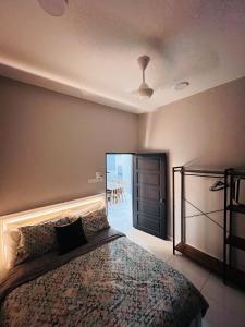een slaapkamer met een bed en een deur naar een balkon bij Villa PW 3 Bedrooms in Langkawi Intl +43 foto's