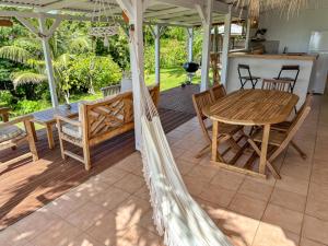 En balkon eller terrasse på Gîte Bleu Caraïbes - Vue mer