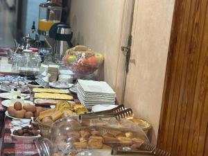 een tafel met veel verschillende soorten voedsel bij HOTEL VELLEDA in Rabat +8 foto's