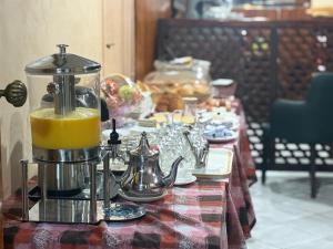 ein Tisch mit einem Mixer, auf dem ein Getränk steht in der Unterkunft HOTEL VELLEDA in Rabat