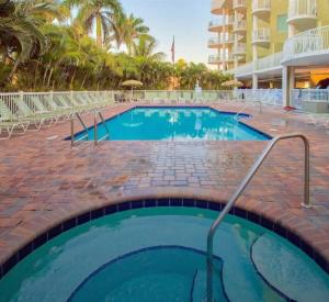 een zwembad in een resort met een resort bij Corner Suite Luxury Panoramic Ocean Views in St Pete Beach