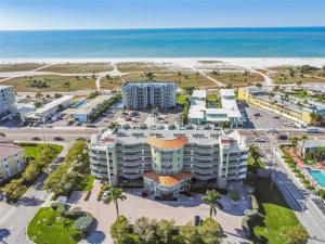 een luchtfoto van een resort aan de oceaan bij Corner Suite Luxury Panoramic Ocean Views in St Pete Beach