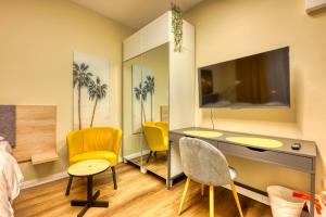 TV a/nebo společenská místnost v ubytování Piata Romana Suites & apartments - Pumo Properties