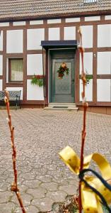 een gebouw met een deur met bloemen erop bij Ferienhaus Medebach in Medebach