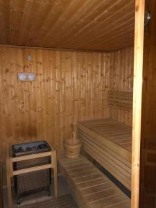 een houten hut met een badkuip en een tafel erin. bij برج داماك - عمان اللويبدة العبدلي البوليفارد in Amman