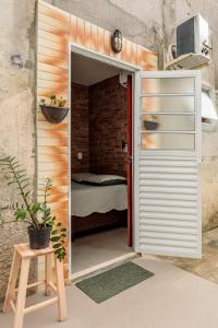 a room with a door leading into a bedroom at Estúdio com ar condicionado próximo ao centro e UDESC CEFID in Florianópolis