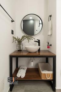 ein Badezimmer mit Waschbecken und Spiegel in der Unterkunft Epic Suite 512 Deluxe Airport in Cuba + 20 Fotos