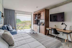 ein Schlafzimmer mit einem Bett und einem Schreibtisch mit einem Computer in der Unterkunft Epic Suite 512 Deluxe Airport in Cuba