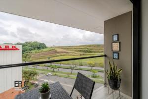ein Balkon mit Tisch und Stühlen und Aussicht in der Unterkunft Epic Suite 512 Deluxe Airport in Cuba