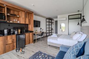 ein Schlafzimmer mit einem Bett und einem Schreibtisch in einem Zimmer in der Unterkunft Epic Suite 512 Deluxe Airport in Cuba