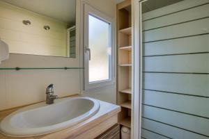 Et badeværelse på Camping 3 étoiles - Piscine - ccbeeig + 107 billeder