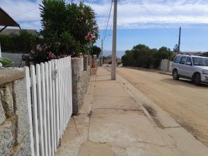 een wit hek aan de kant van een straat bij Las Cruces, Sector Playa Chica in San Antonio