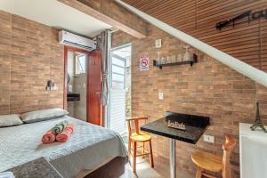 a bedroom with a bed with red roses on it at Estúdio com ar condicionado próximo ao centro e UDESC CEFID in Florianópolis