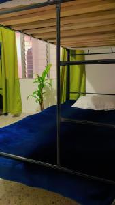 En eller flere senge i et værelse på Hostal Abba + 34 billeder