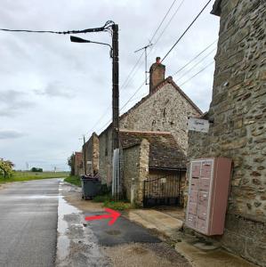 a red arrow pointing to a building on a street at Le studio Mauperthuis in Forges +4 photos