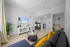a living room with a couch and a table at Bellio in Sobe in Miami Beach