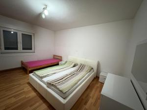 Giường trong phòng chung tại Sobe DANA