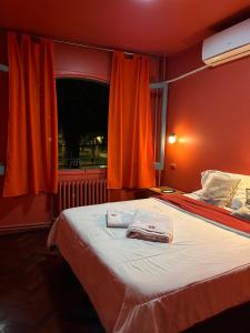 a bedroom with a bed with two towels on it at Hotel Windsor Mendoza in Mendoza