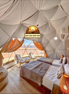 En eller flere senge i et værelse på DESRT STARS lUXURY CAMP