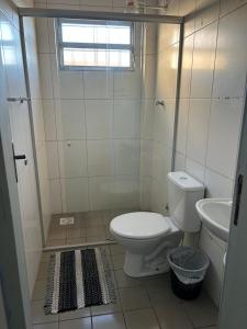 een badkamer met toilet en wastafel bij H L Hotel in Pelotas