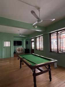 Bàn bi-da tại Long Street Backpackers