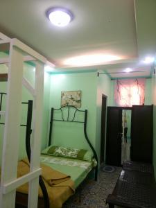 ein Zimmer mit einem Etagenbett in einem Zimmer in der Unterkunft L&N house rental 