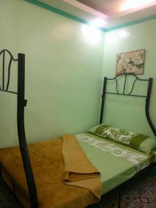 ein Schlafzimmer mit einem Etagenbett in einem Zimmer in der Unterkunft L&N house rental 