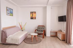 een kleine woonkamer met een bed en een tafel bij Apartments Koteski in Ohrid