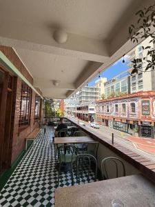 een restaurant met een geruite vloer en tafels en stoelen bij Long Street Backpackers in Kaapstad