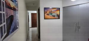 Água BoaCasa Itapema SC的墙上挂着两张照片的走廊