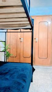 En eller flere senge i et værelse på Hostal Abba