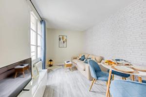 ein Wohnzimmer mit Sofa und Tisch in der Unterkunft Parking gratuit I Duplex gare 2min I Paris direct15min in Versailles