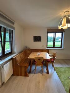 een eetkamer met een houten tafel en stoelen bij Oberalm Apartment Gemütliche 2 Zimmer Wohnung in Oberalm