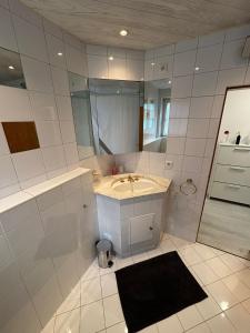 een witte badkamer met een wastafel en een spiegel bij Oberalm Apartment Gemütliche 2 Zimmer Wohnung in Oberalm