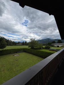 een balkon met uitzicht op een tuin bij Oberalm Apartment Gemütliche 2 Zimmer Wohnung in Oberalm