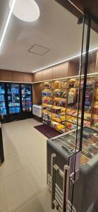 een supermarkt gangpad met veel eten bij Beach Class Verano Muro Alto in Porto De Galinhas