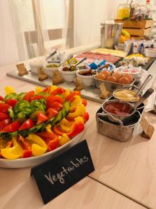 ein Buffet mit Gemüse und anderen Speisen auf einem Tisch in der Unterkunft Hotel Centrum in Hranice