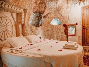 En eller flere senge i et værelse på Mahperi Cappadocia Cave